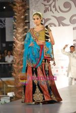 Model walks the ramp for Vikram Phadnis at Aamby Valley India Bridal Week day 4 on 1st Nov 2010 (98).JPG